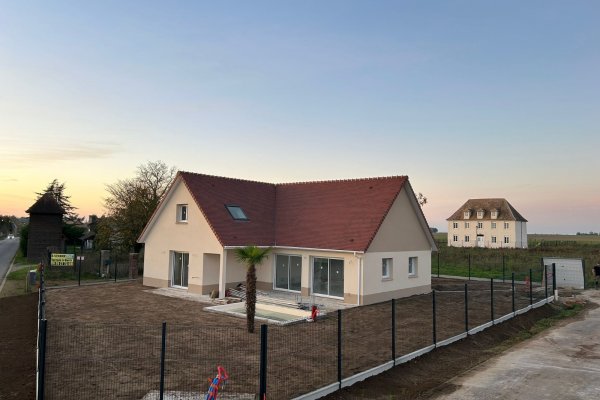 Réalisation d'un aménagement extérieur, clôture, piscine, enduit extérieur