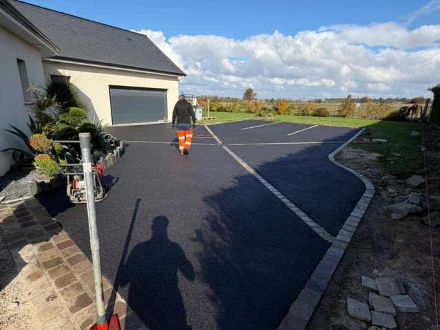 Enrobé noir avec contour pavé kandla multicolores