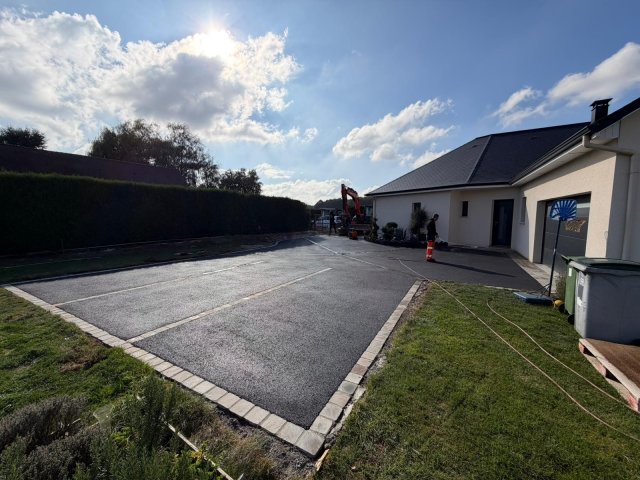 Enrobé noir avec contour pavé kandla multicolores