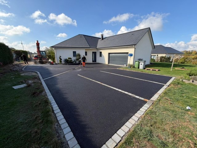 Enrobé noir avec contour pavé kandla multicolores