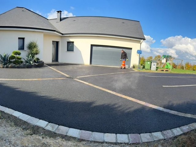 Enrobé noir avec contour pavé kandla multicolores